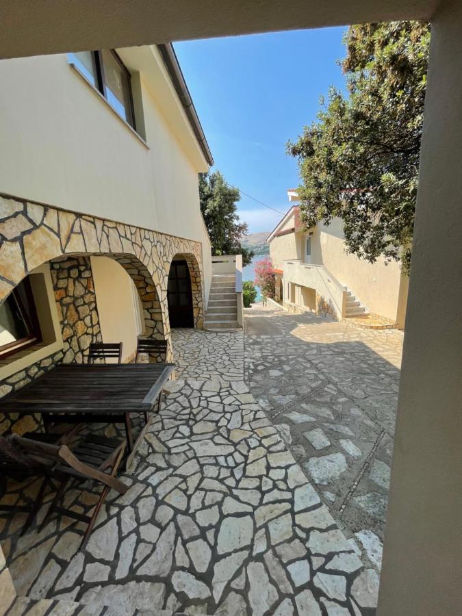 Apartment Victoria Stara Baška Buitenkant foto